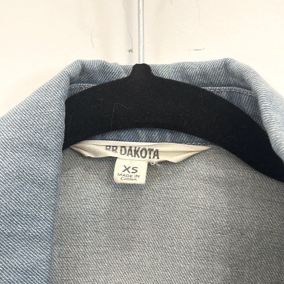 XS BB Dakota distressed with fringe accents faded Jean Jacket - Picture 3 of 3